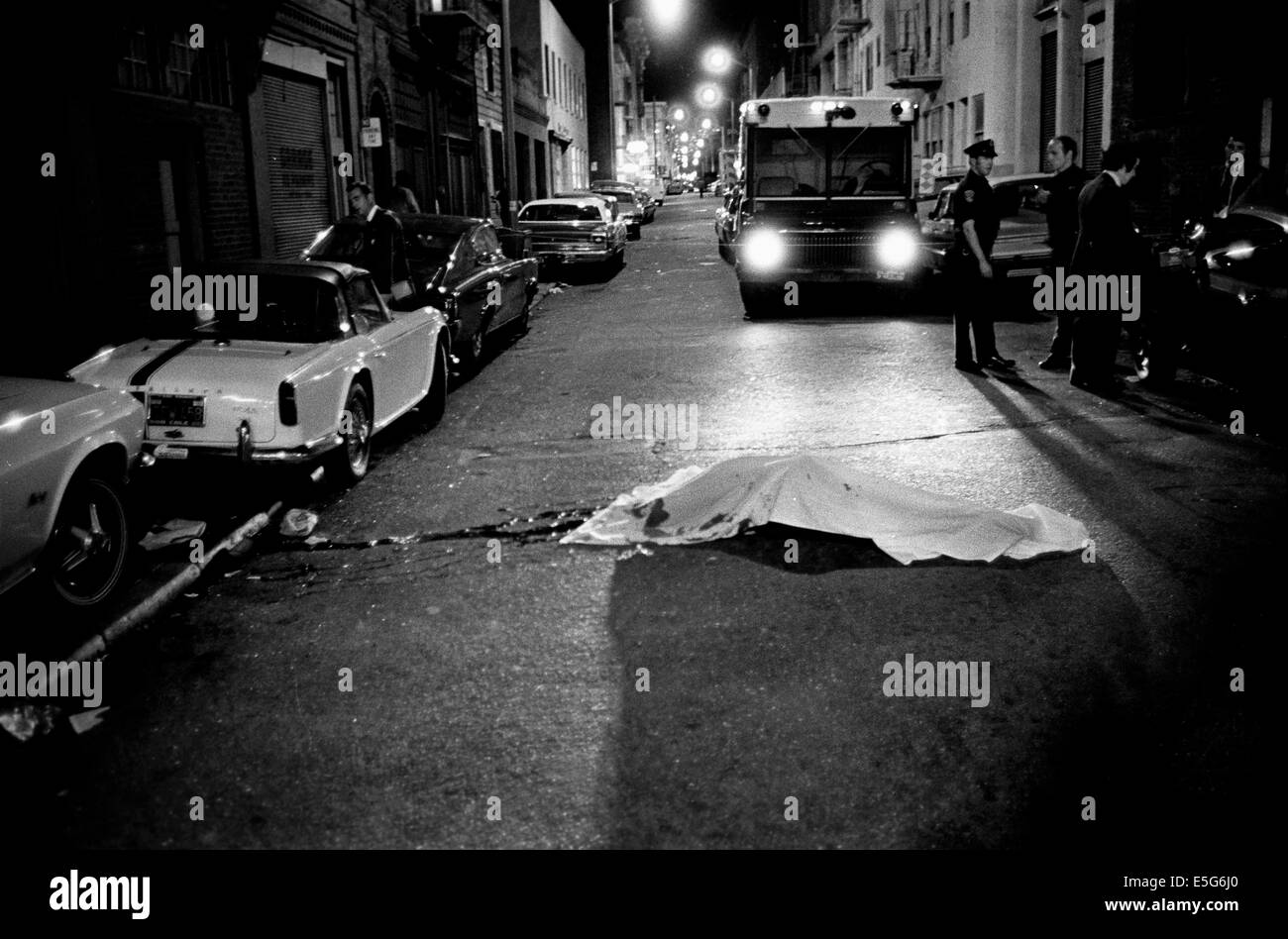 Café de lutte se termine par la mort de Mina rue derrière le San Francisco Chronicle en 1972 (noir et blanc seulement) Banque D'Images