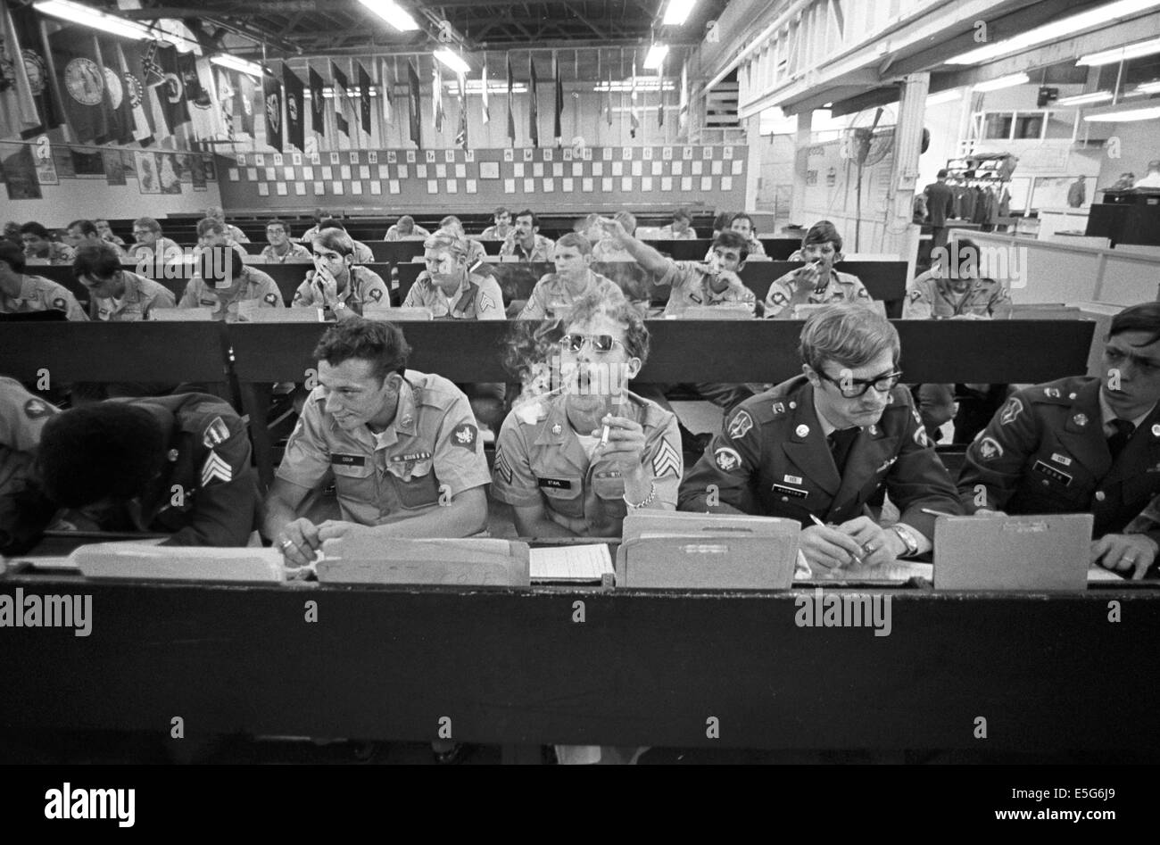 Dans la région de Oakland dépôt de l'armée des soldats revenant de Vietnam lutte avec les changements dans les zones de temps à remplir des papiers et se préparer pour la décharge et revenir à leurs familles. Banque D'Images