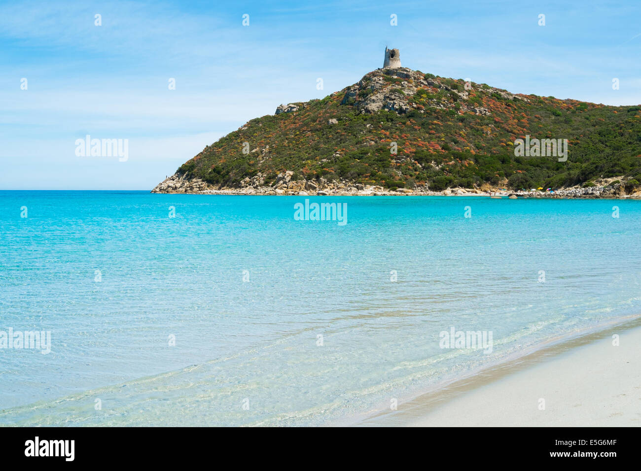 Plage de Porto Giunco avec tour espagnole à Villasimius, Sardaigne, Italie Banque D'Images