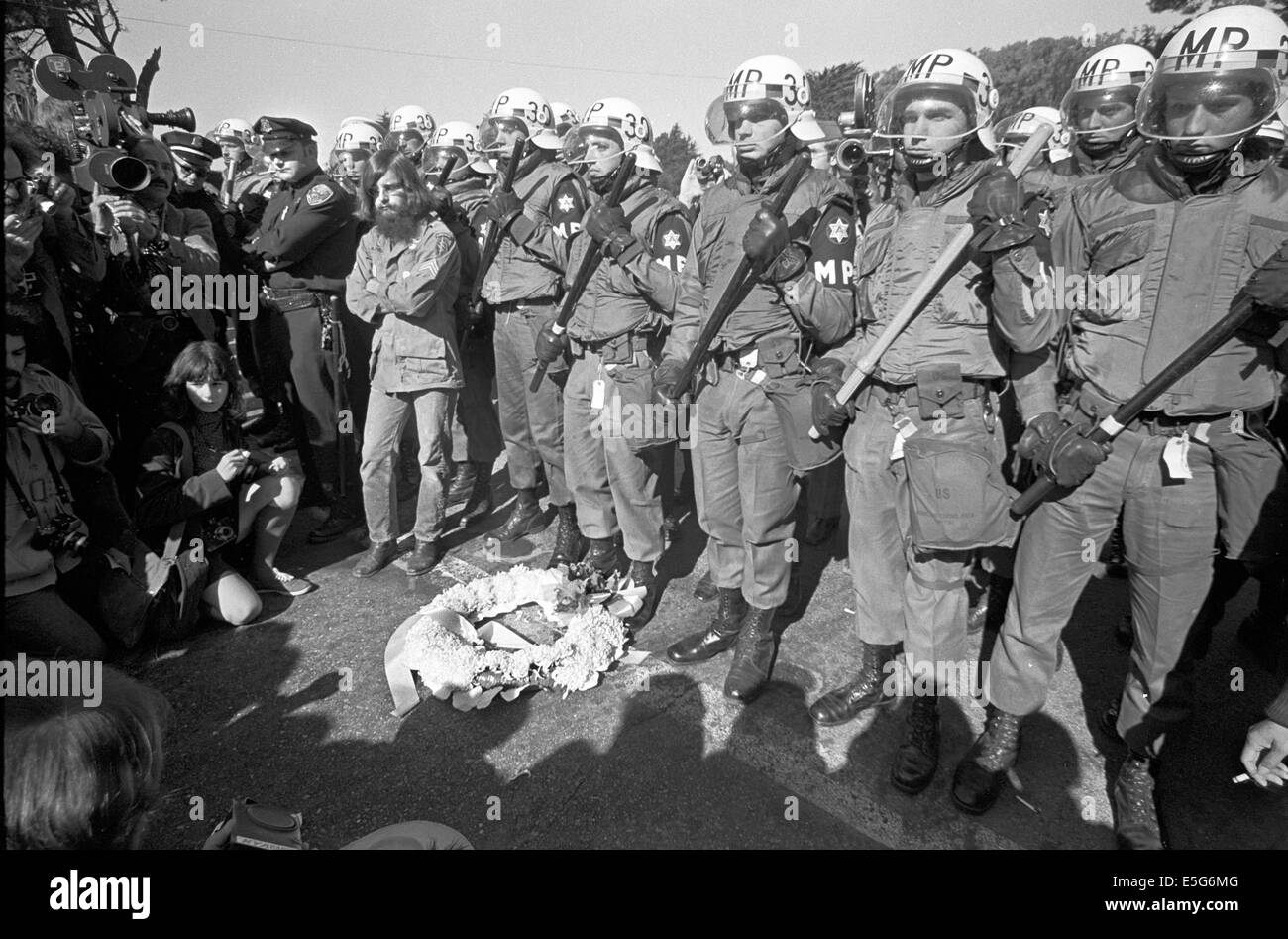 Des manifestants anti-guerre déposera une couronne au pied de la police militaire se sont alignés pour empêcher les manifestants de pénétrer dans la base navale Presideo à San Francisco, Californie Banque D'Images