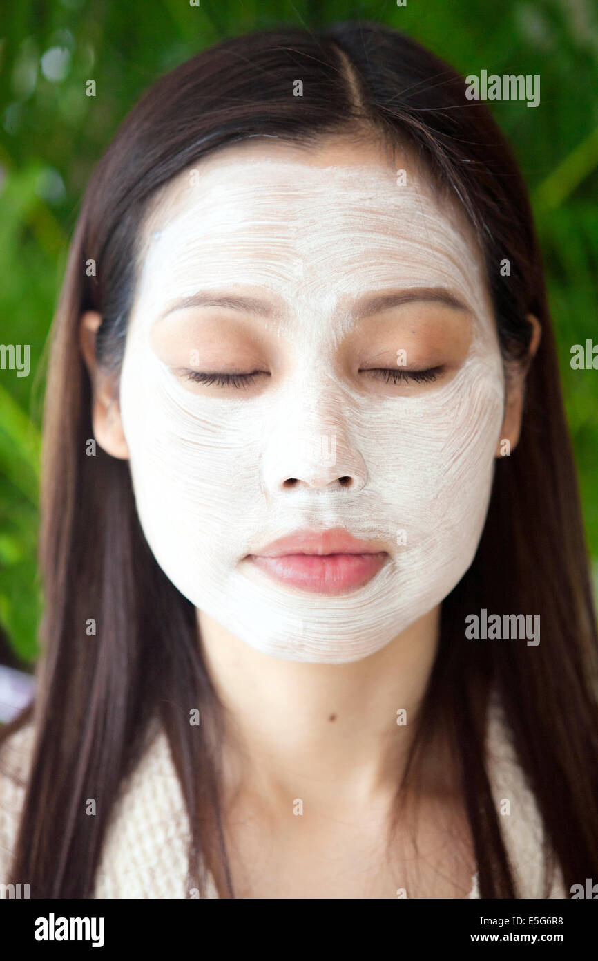 Une femme asiatique avec un masque d'argile dans un traitement spa thai spa Banque D'Images