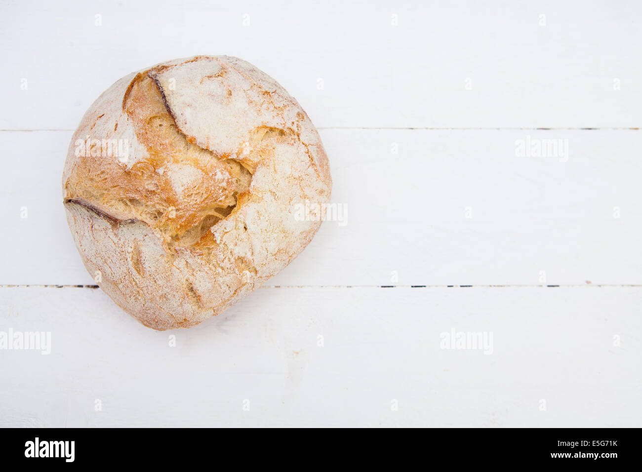 Miche de pain sur une table en bois blanc Banque D'Images