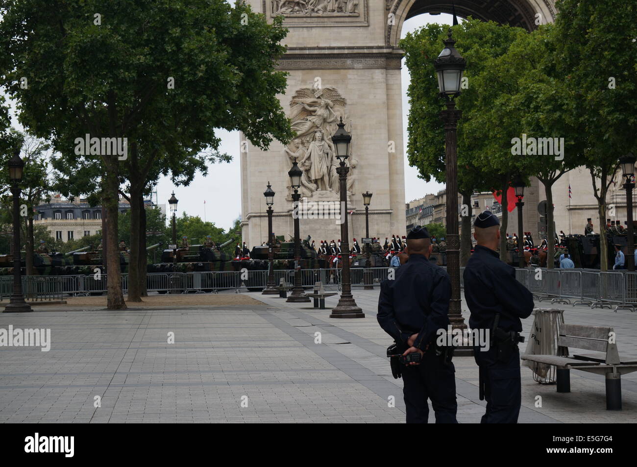 Chars et soldats en face de l'Arc de Triomphe sur l'Avenue des Champs Elysees Paris en attente de défilé militaire sur le jour de la Bastille Banque D'Images