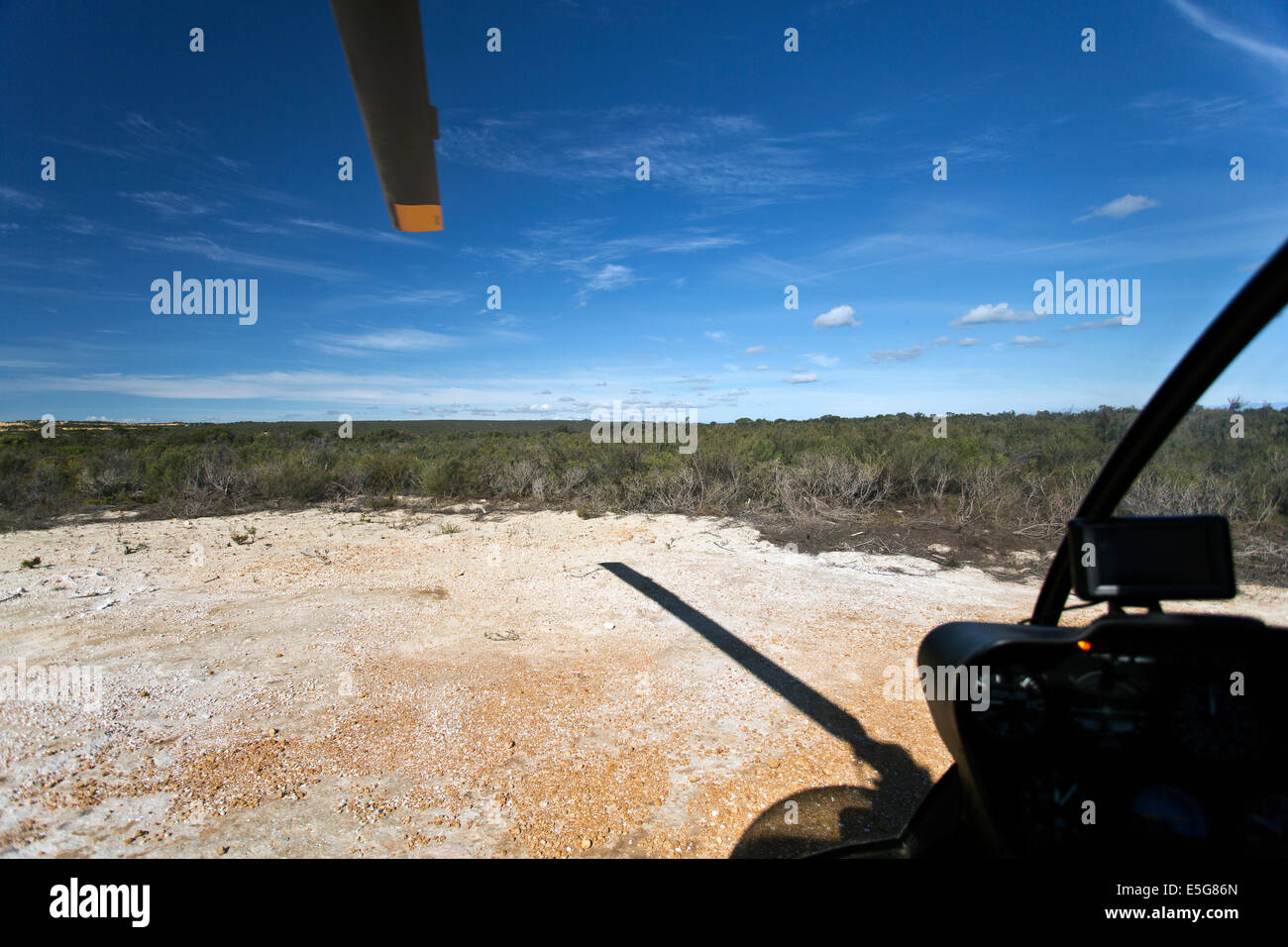 Pale d'hélicoptère vu de l'intérieur du poste de pilotage Banque D'Images