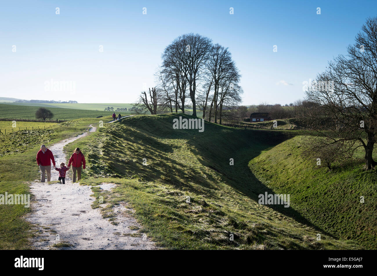 Un couple avec enfant balade autour du site historique à Avebury UK Banque D'Images