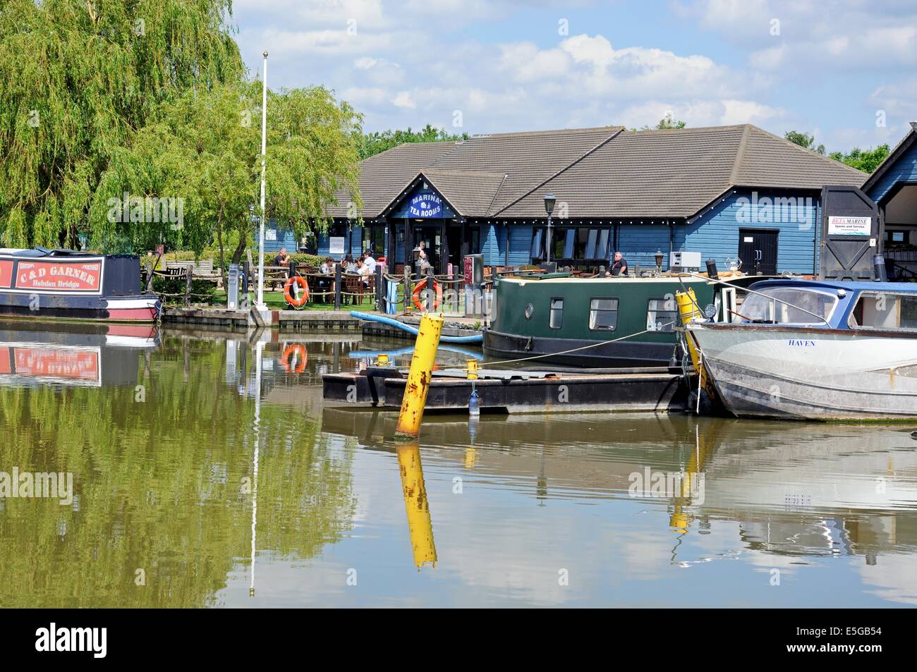 Narrowboats sur leurs amarres dans le bassin du canal avec un thé-café à l'arrière, Barton Marina, Barton-under-Needwood, UK. Banque D'Images