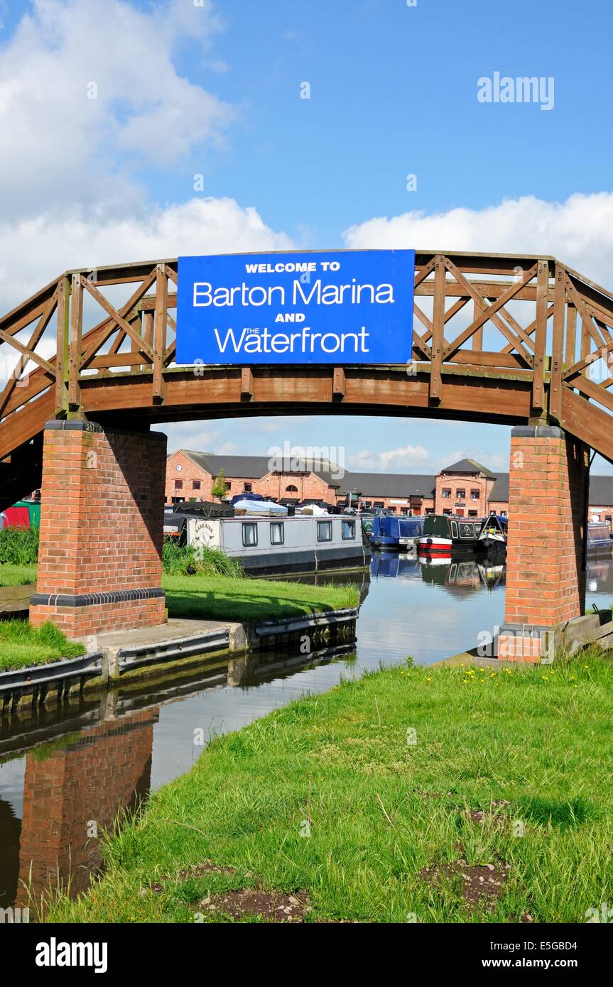Passerelle avec panneau de bienvenue donnant dans le bassin du canal, Barton Marina, Barton-under-Needwood, Staffordshire, Angleterre, Royaume-Uni. Banque D'Images