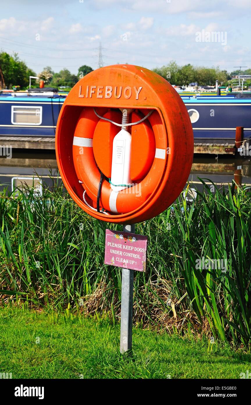 Bouée de sauvetage avec à l'arrière narrowboats amarrés dans le bassin du canal, Barton Marina, Barton-under-Needwood, Staffordshire, Angleterre. Banque D'Images
