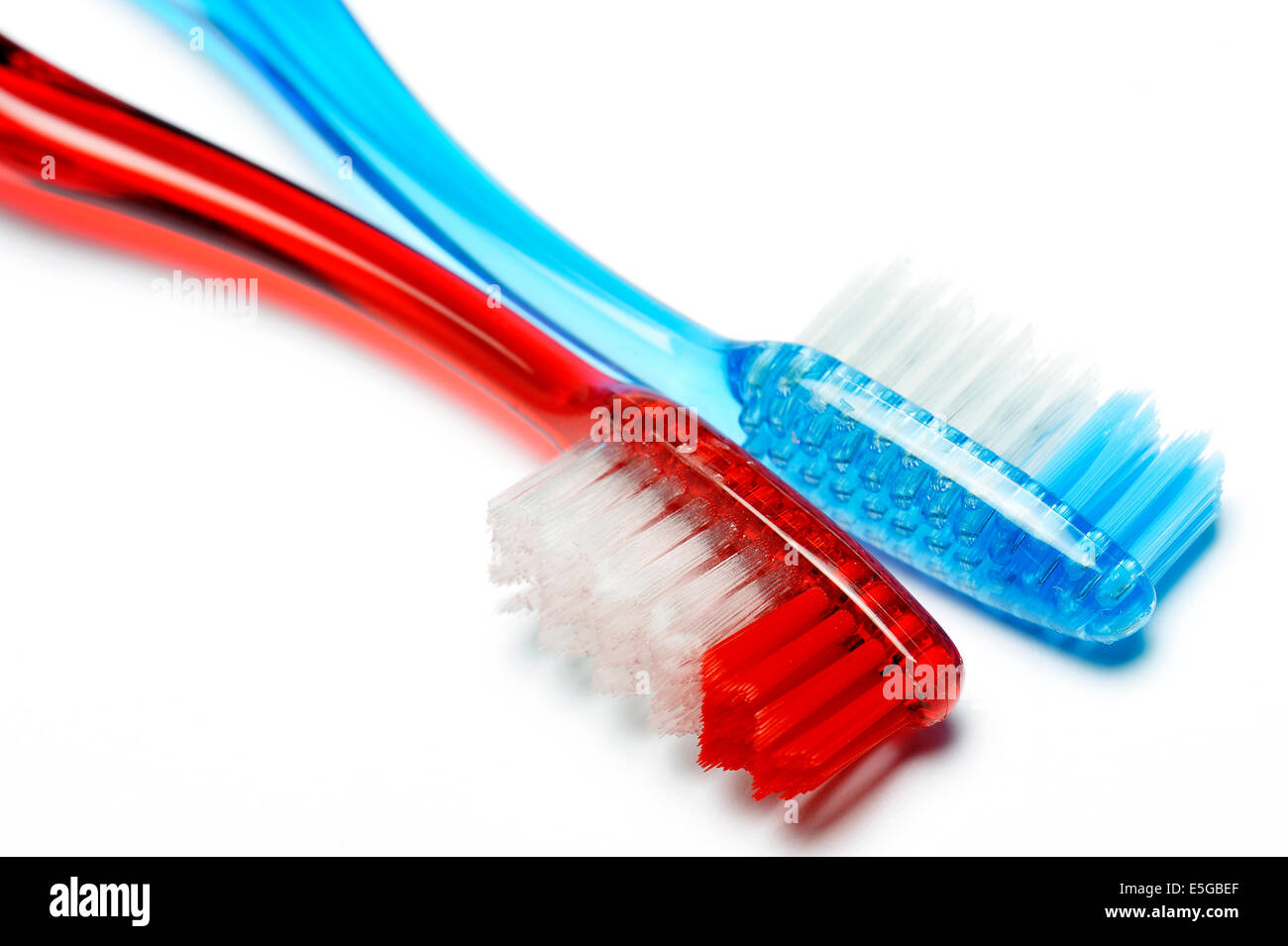 Brosse à dents rouge et bleu, isolated on white Banque D'Images
