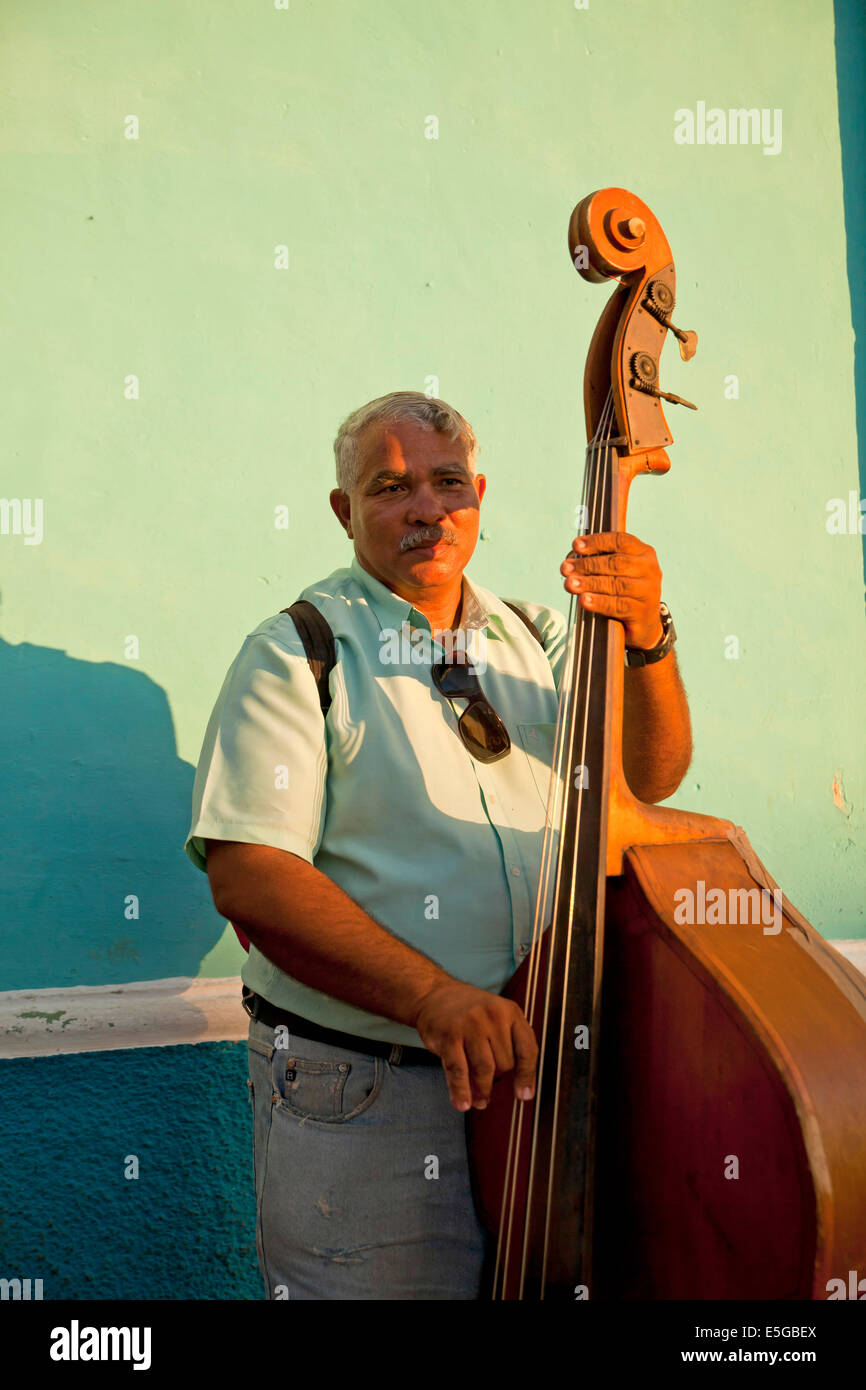 Musicien de rue avec la contrebasse dans la vieille ville de Trinidad, Cuba, Caraïbes Banque D'Images