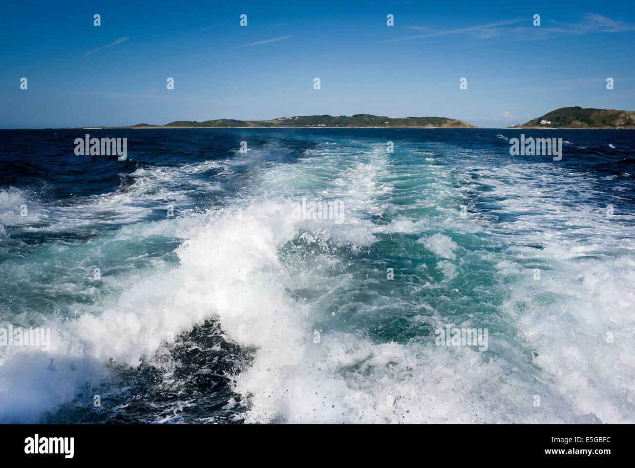 Service et surfez à la suite d'un bateau laissant Herm dans Channel Islands UK Banque D'Images