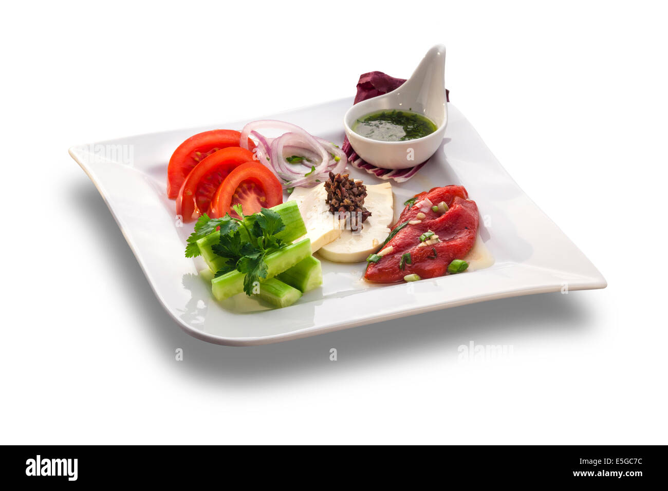 Salade fraîche avec sauce aux fines herbes isolated on white plate Banque D'Images
