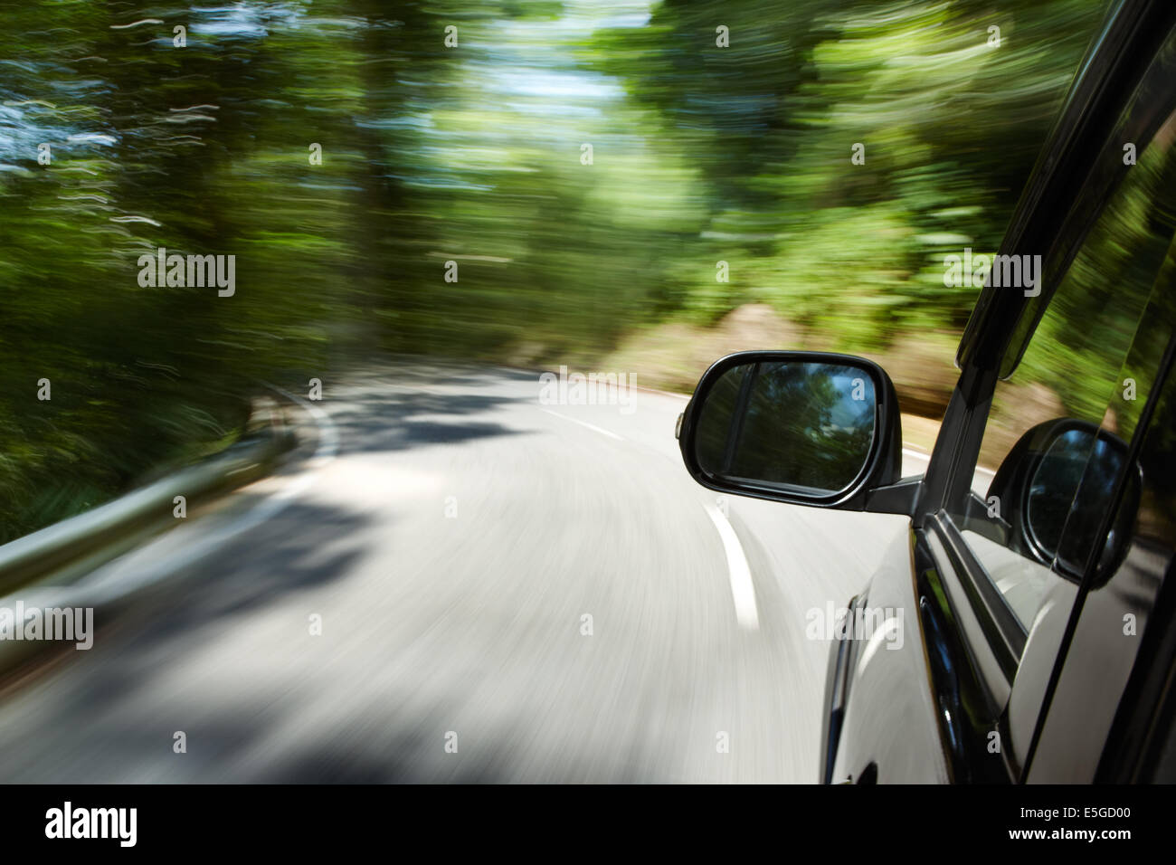 Excès de voiture sur une étroite route courbe Banque D'Images