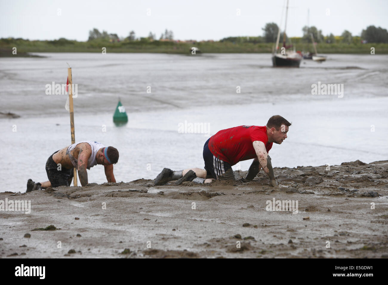 Le "fou" annuel excentrique Maldon Mud Race, tenue la fin du printemps/début de l'été selon les marées, à Maldon, Essex, Angleterre Banque D'Images