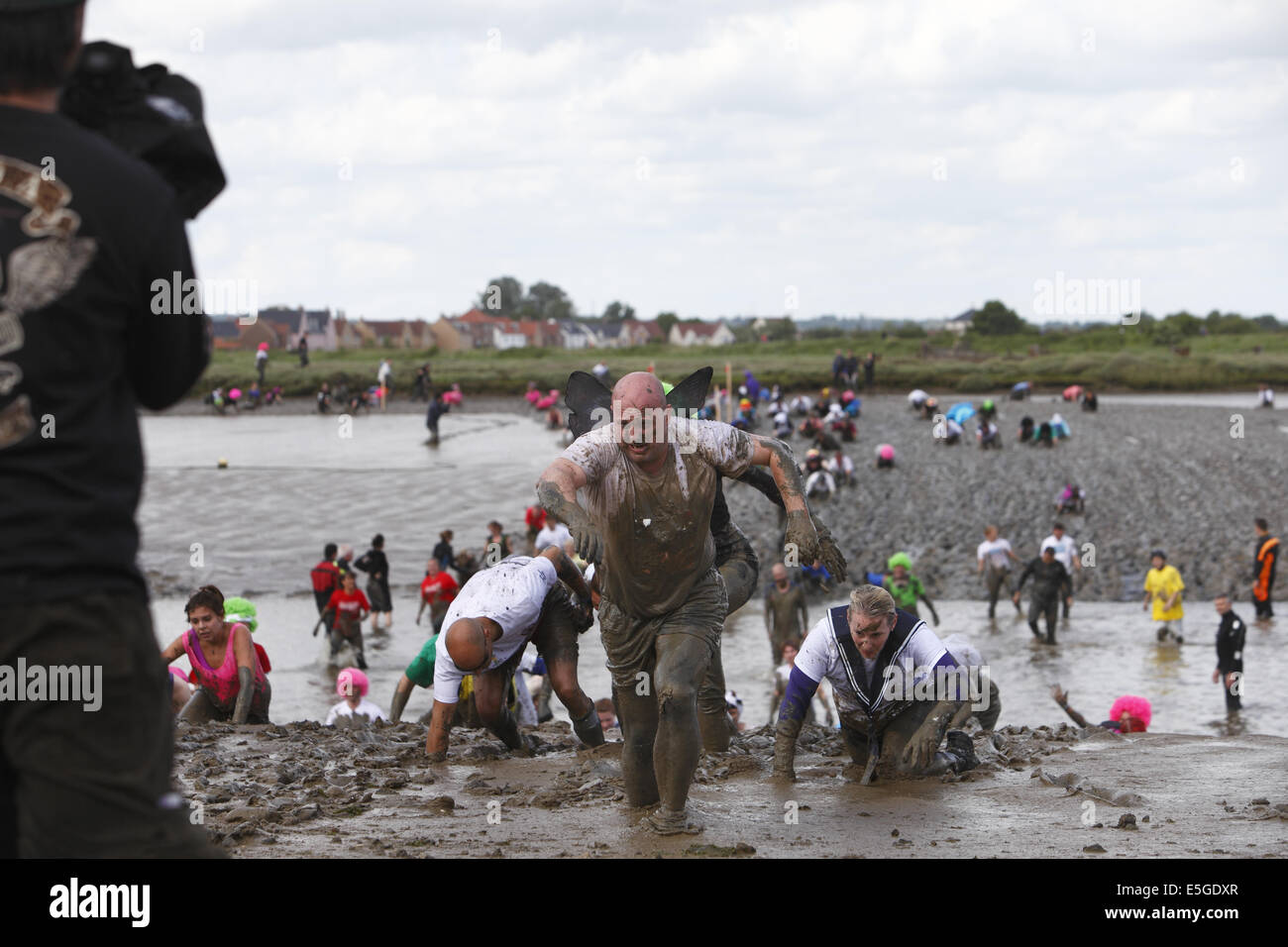 Le "fou" annuel excentrique Maldon Mud Race, tenue la fin du printemps/début de l'été selon les marées, à Maldon, Essex, Angleterre Banque D'Images