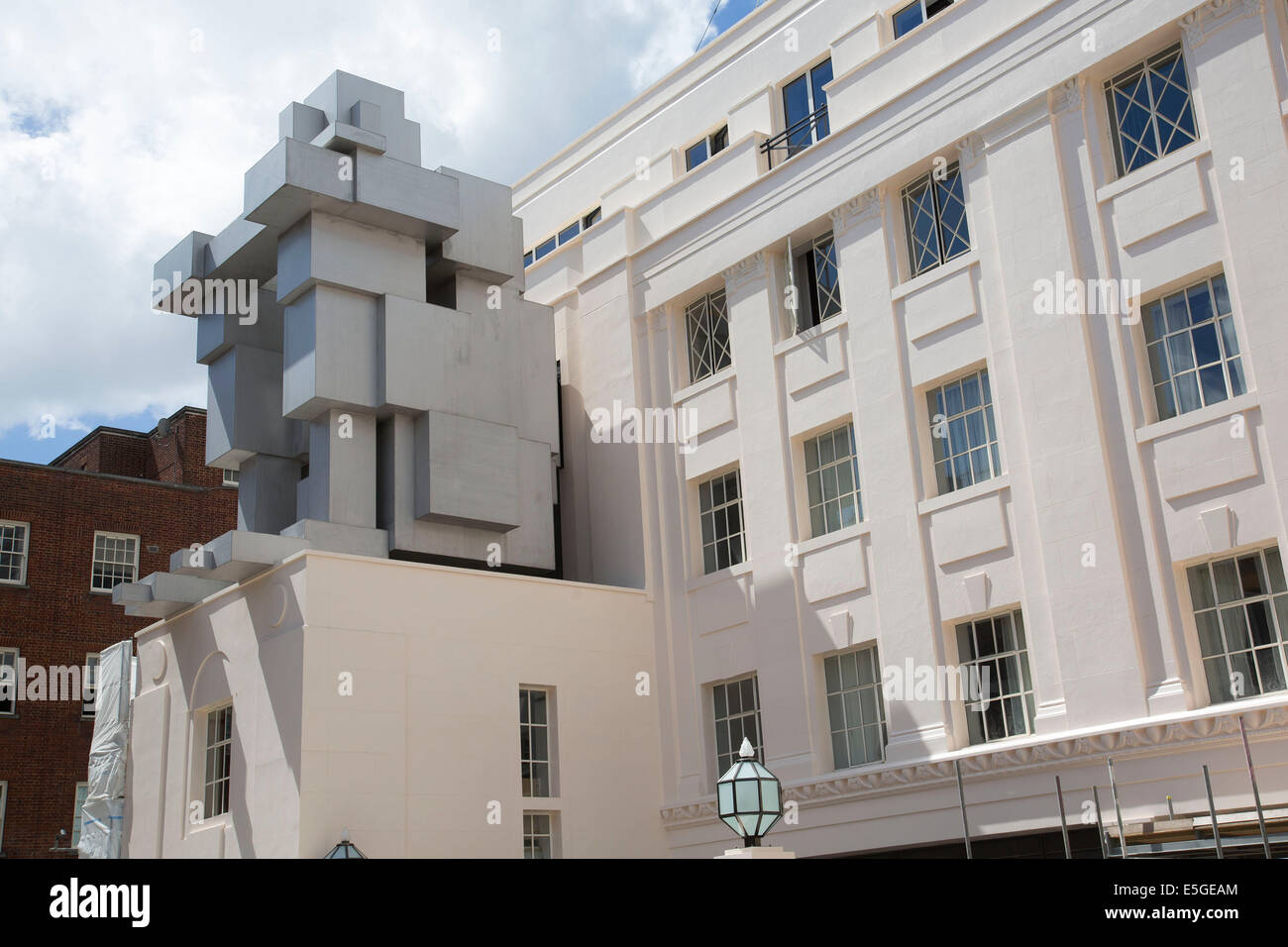Nouveau Beaumont Hotel à Londres, au Royaume-Uni. "Chambre" une figure accroupie par l'artiste anglais Antony Gormley. Banque D'Images