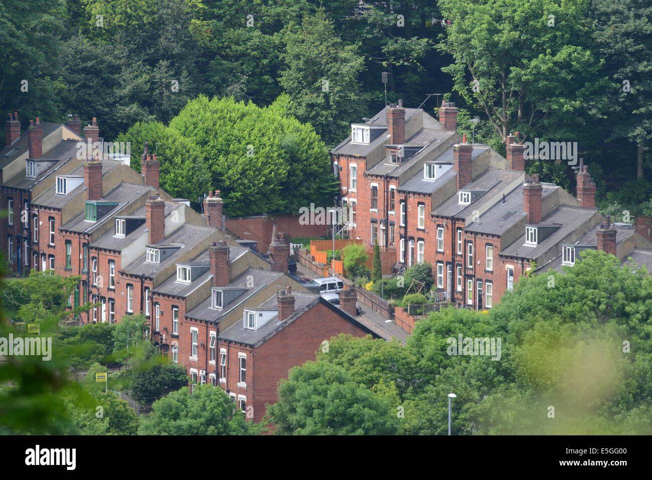 Rangée de maisons mitoyennes à Leeds, Yorkshire, Royaume-Uni Banque D'Images