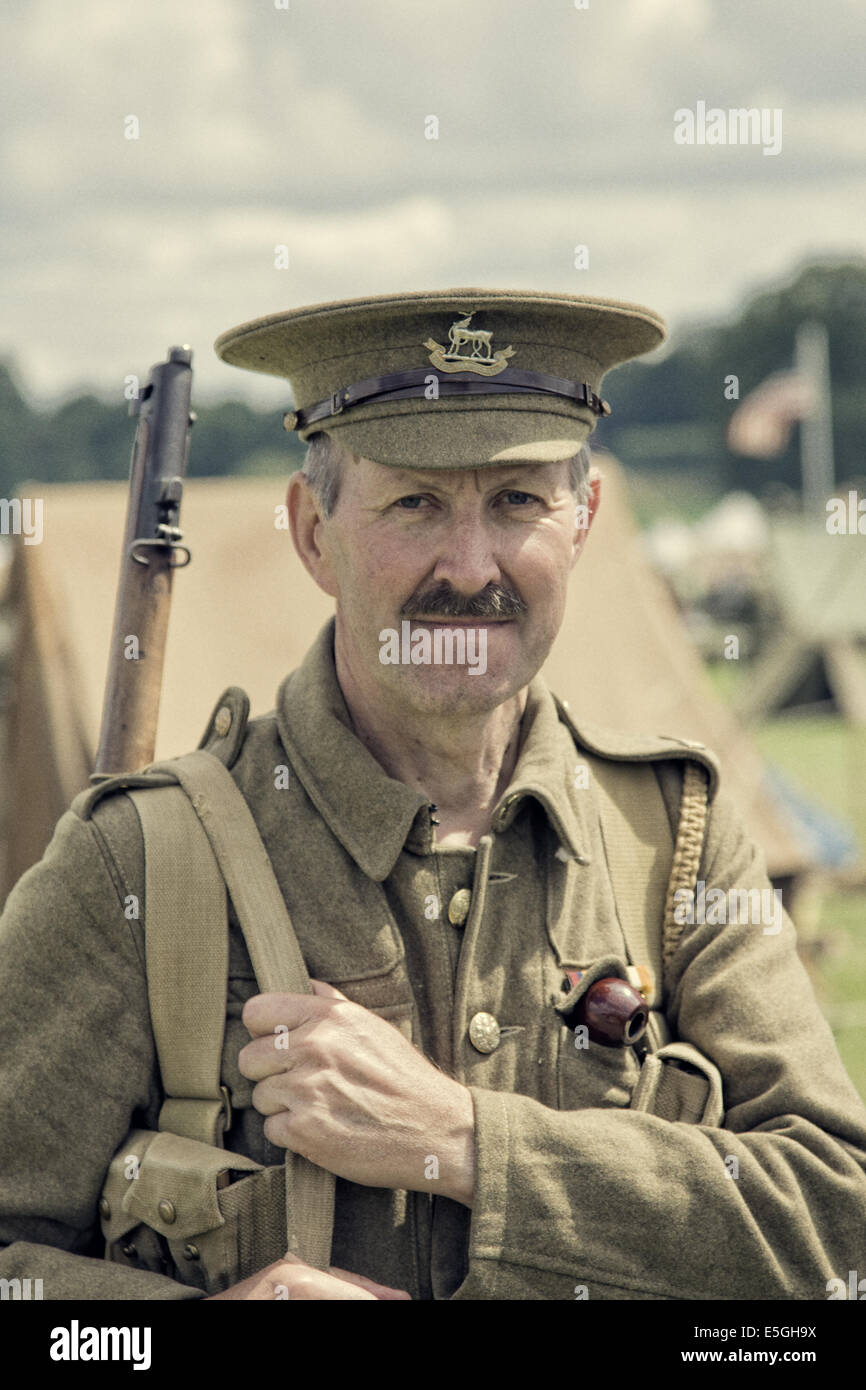 Warwickshire Royal soldat de la Grande Guerre (re-créé) avec fusil Lee Enfield modèle 1908 & Toiles Banque D'Images