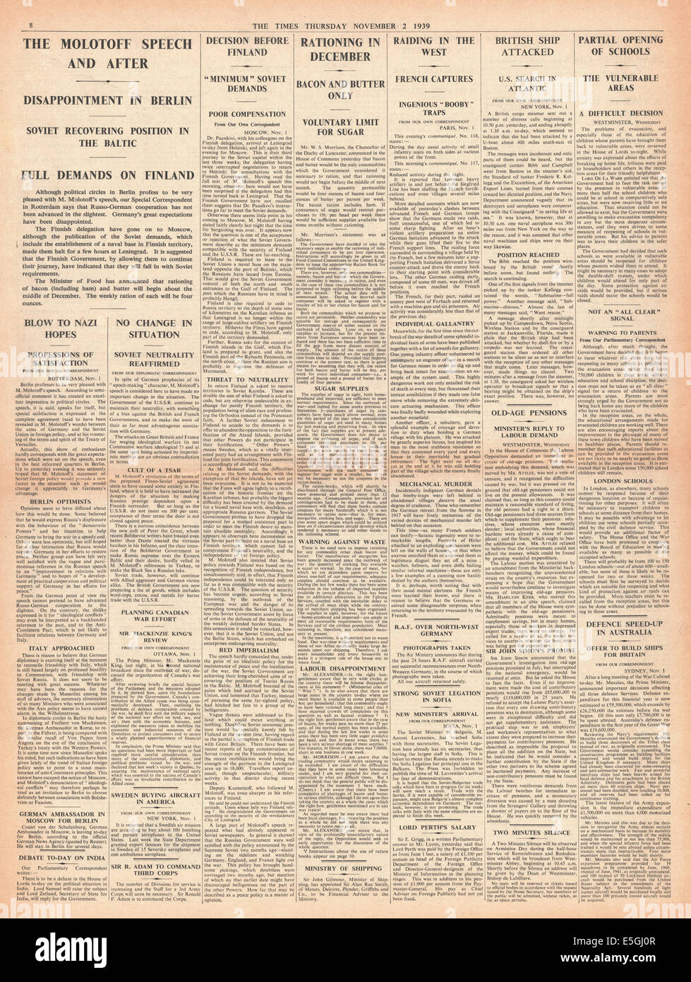 1939 fois la page 8 présentation de rapports le jambon, le bacon et le beurre sont rationnés et discours de Molotov sur Finlande Banque D'Images