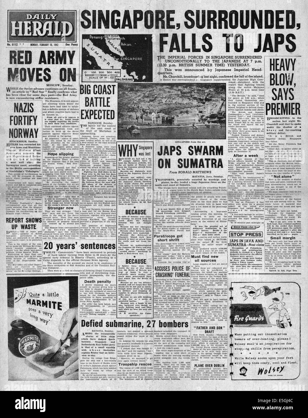 1942 Daily Herald front page signalé la chute de Singapour à l'armée japonaise Banque D'Images