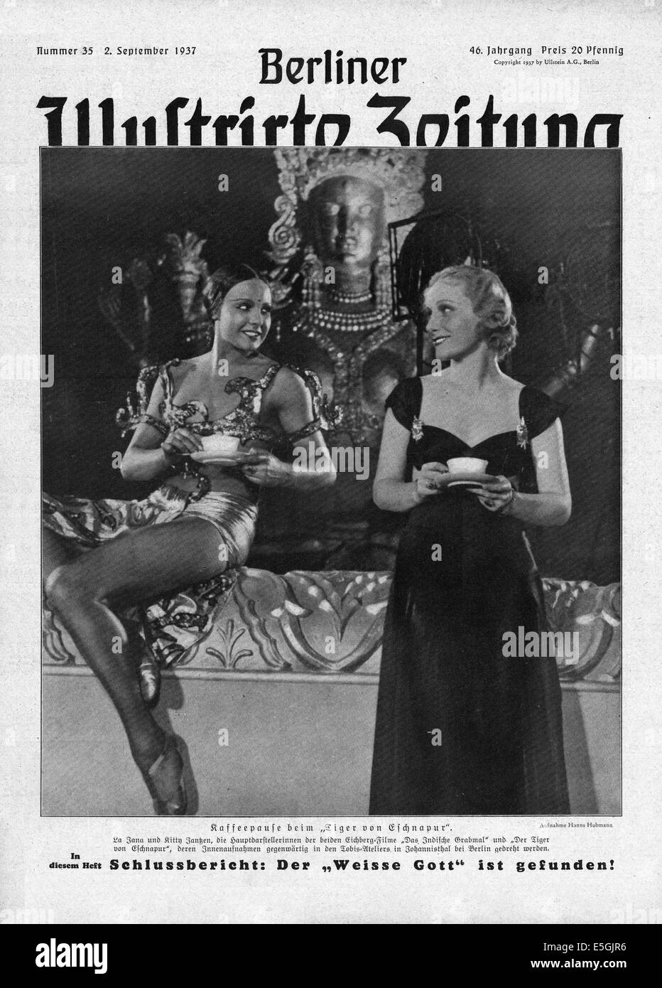1937 Berliner Illustrierte Zeitung (Allemagne) de la couverture d'actrices La Jana et Kitty et Janssen ont une pause café faire le film Der Tiger von (Bengale, tigre du Bengale, le) Banque D'Images
