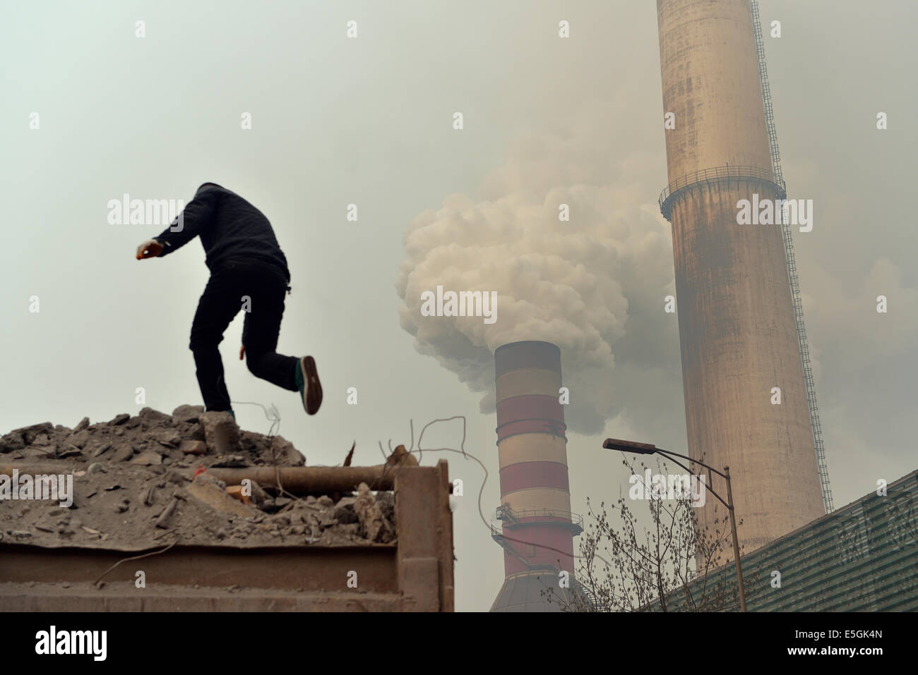 Fumée émise par la cheminée d'une usine de fer et d'acier à Tangshan, province de Hebei, Chine. 26 mars 2014 Banque D'Images