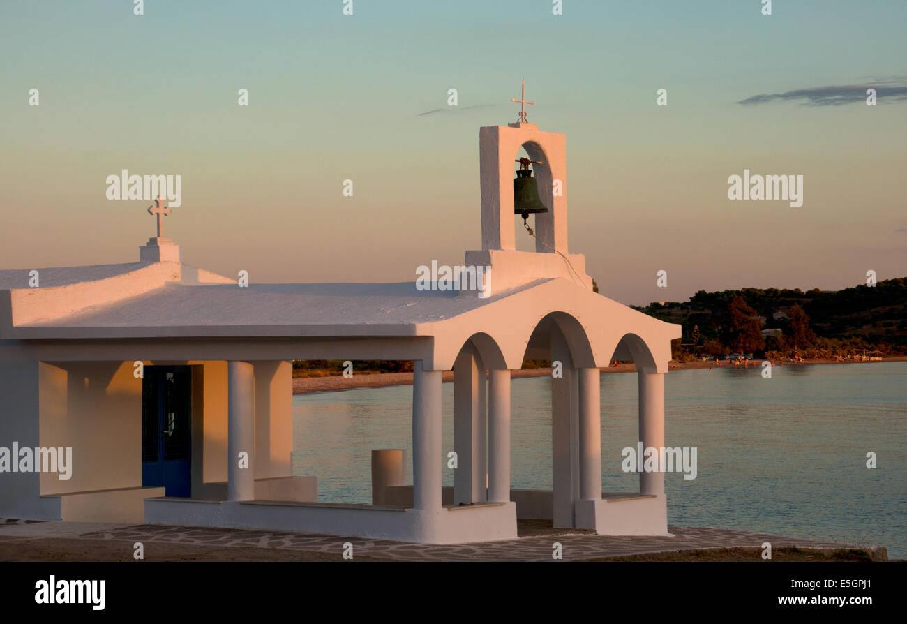 L'Église grecque par côte à Porto Heli, Argolide, Péloponnèse, Grèce Banque D'Images