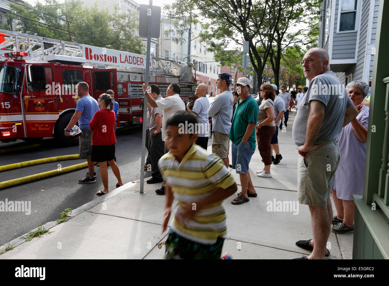 Les gens se rassemblent pour regarder les pompiers répondant à une 6-alarme incendie à Boston, Massachusetts, USA Banque D'Images