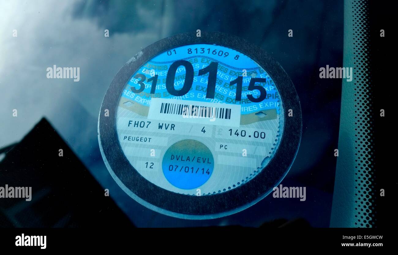 L'impôt routier britannique disque sur un pare-brise de voiture Banque D'Images