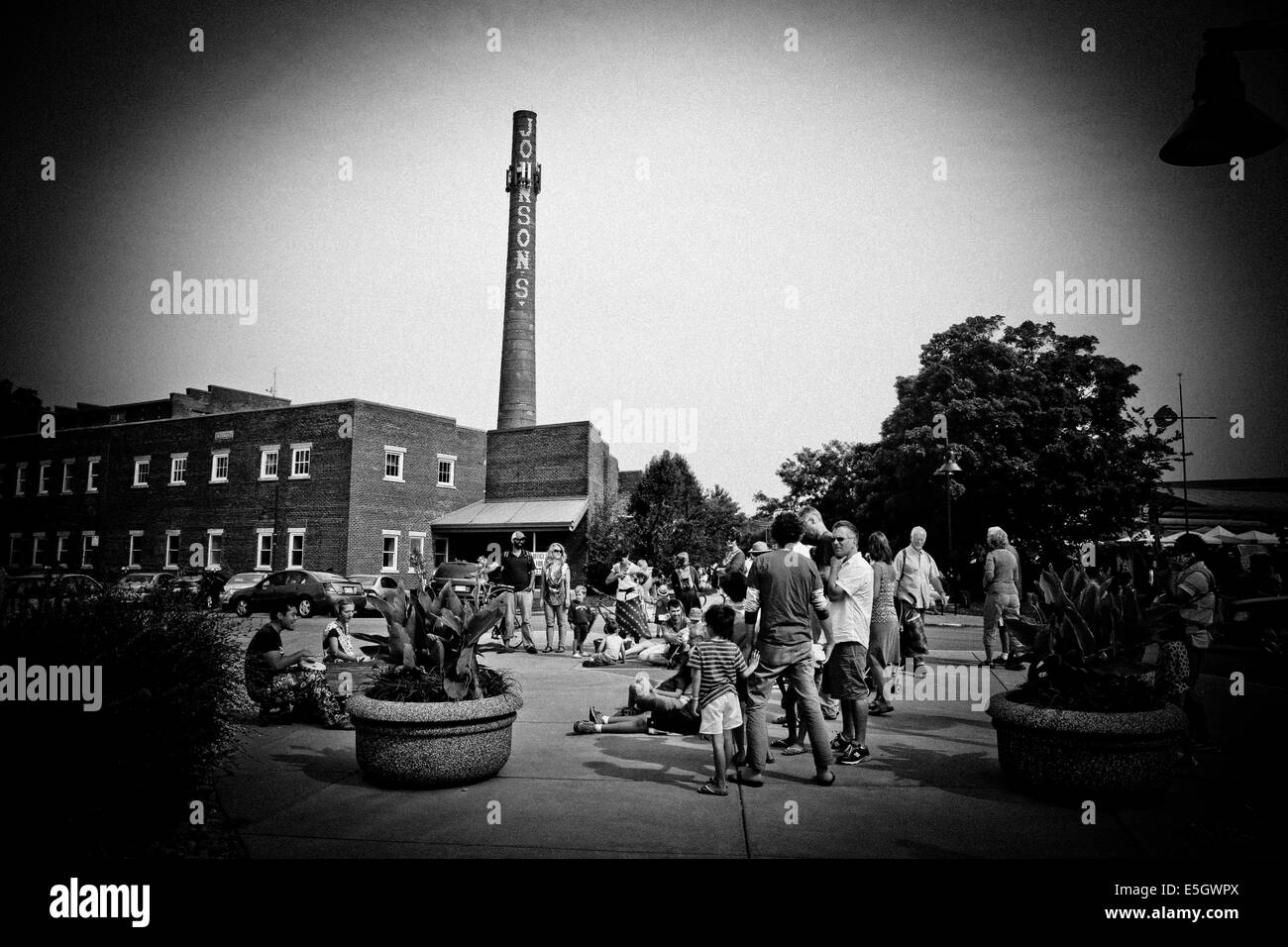 Bloomington Indiana Farmers Market noir et blanc des musiciens de rue foule public musique Banque D'Images