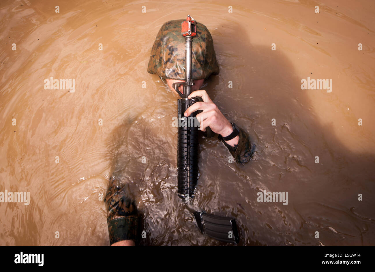 Un Corps des Marines américains candidate affecté à Lima Company, Aspirants-école, retour lentement à un obstacle tout en naviga Banque D'Images