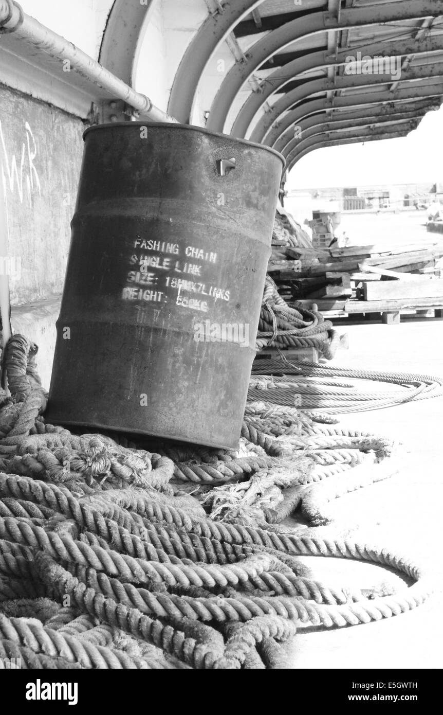 Jetée de la corde et de barils au port de Newlyn, Cornwall Banque D'Images