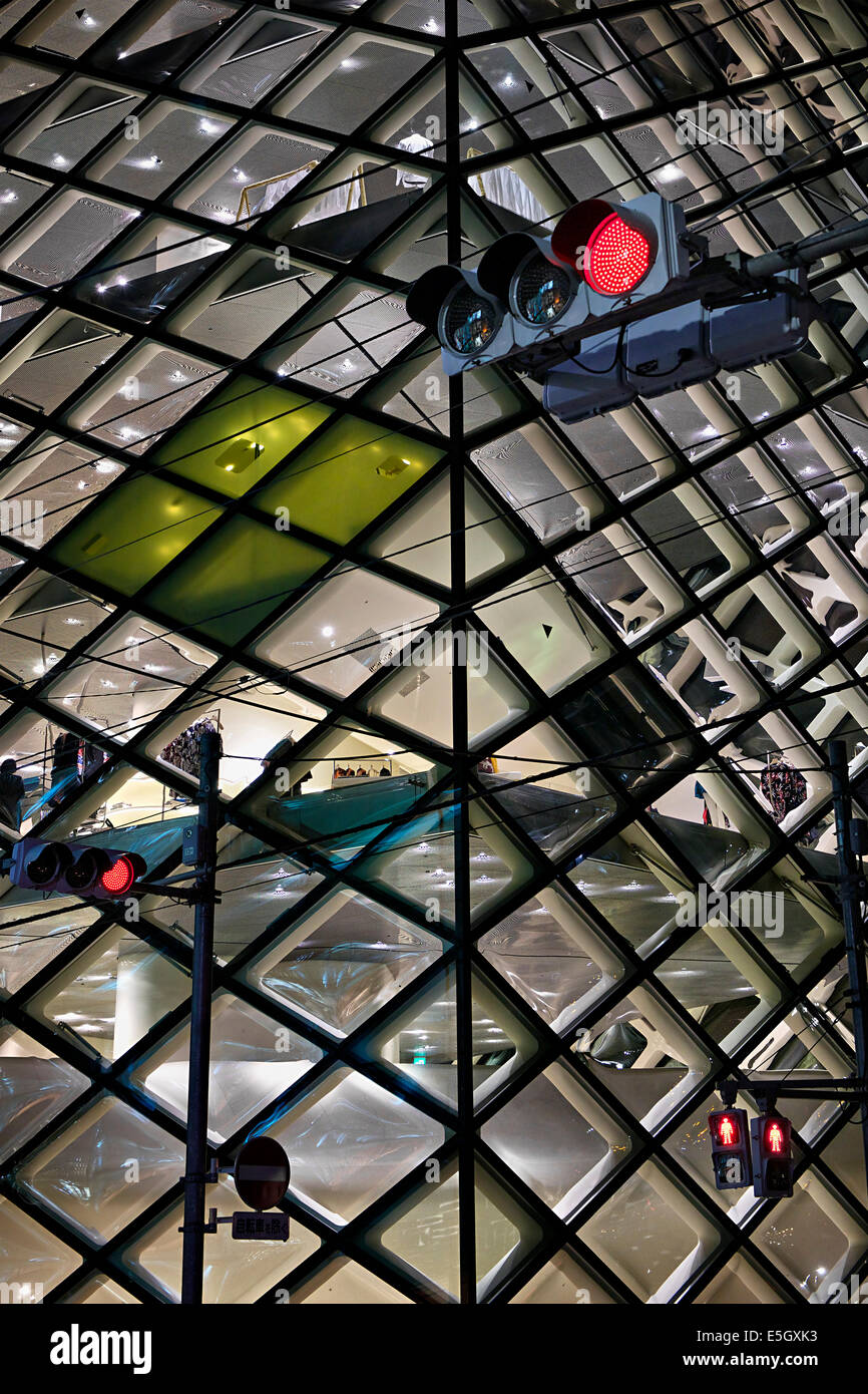 Les boutiques de luxe dans quartier Omotesando, Tokyo, Japon. Banque D'Images