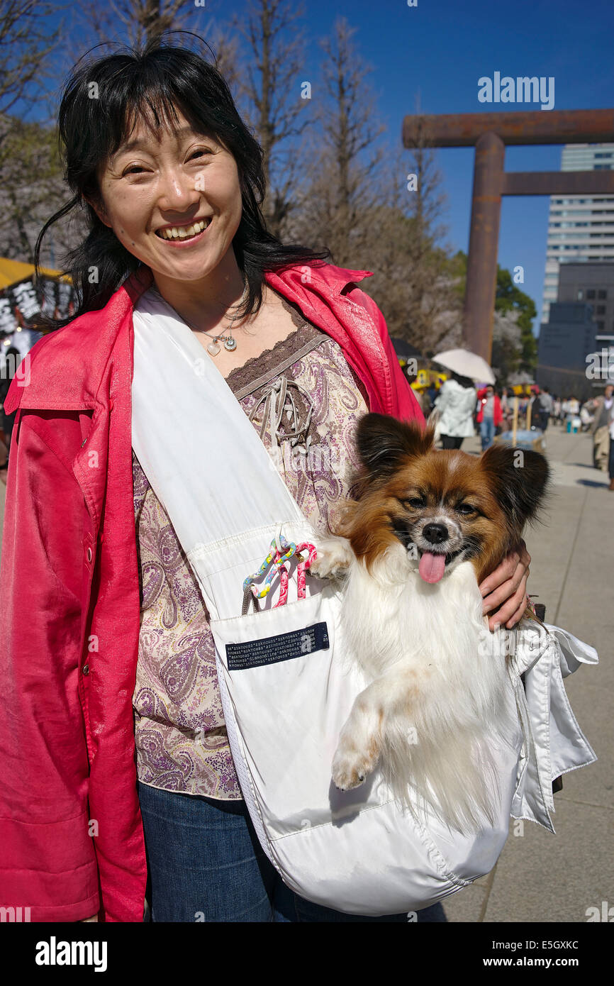 Une femme et son chien, Tokyo, Japon. Banque D'Images
