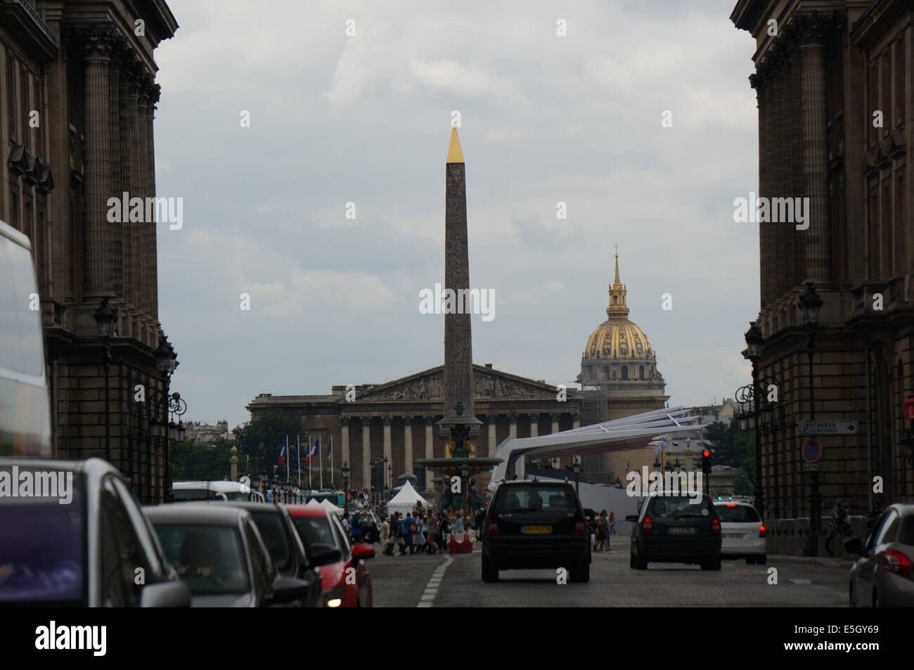 Place de la concorde, l'Obélisque de Louxor, une colonne de granit jaune or avec une pyramide à feuilles, la voiture en face Banque D'Images