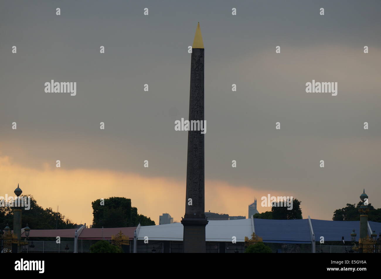 Place de la concorde Paris au coucher du soleil, l'obélisque égyptien, une colonne de granit jaune or avec une pyramide à feuilles cap, paysage Banque D'Images