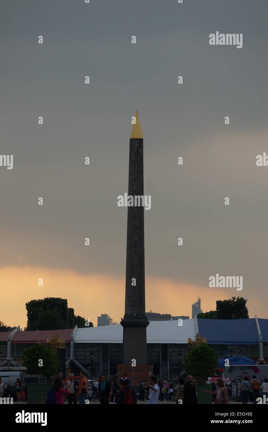 Place de la concorde Paris au coucher du soleil, l'obélisque égyptien, une colonne de granit jaune or avec une pyramide à feuilles cap, portrait Banque D'Images