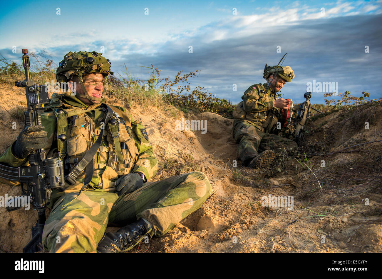 Soldats norvégiens aider à défendre une position, le 18 juin 2014, au cours de la dernière mission du sabre à la grève 2014 &# 256;da ?i Traini Banque D'Images