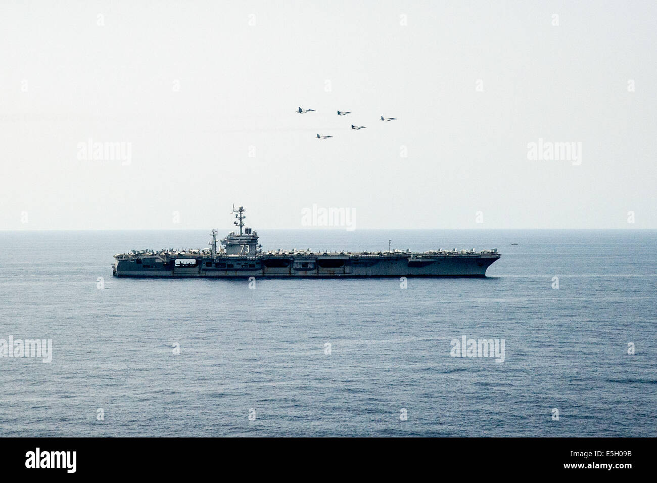 Aéronefs affectés à la Marine américaine Carrier Air Wing 5 (CVW) voler au-dessus du porte-avions USS George Washington (CVN 73) dans les Banque D'Images