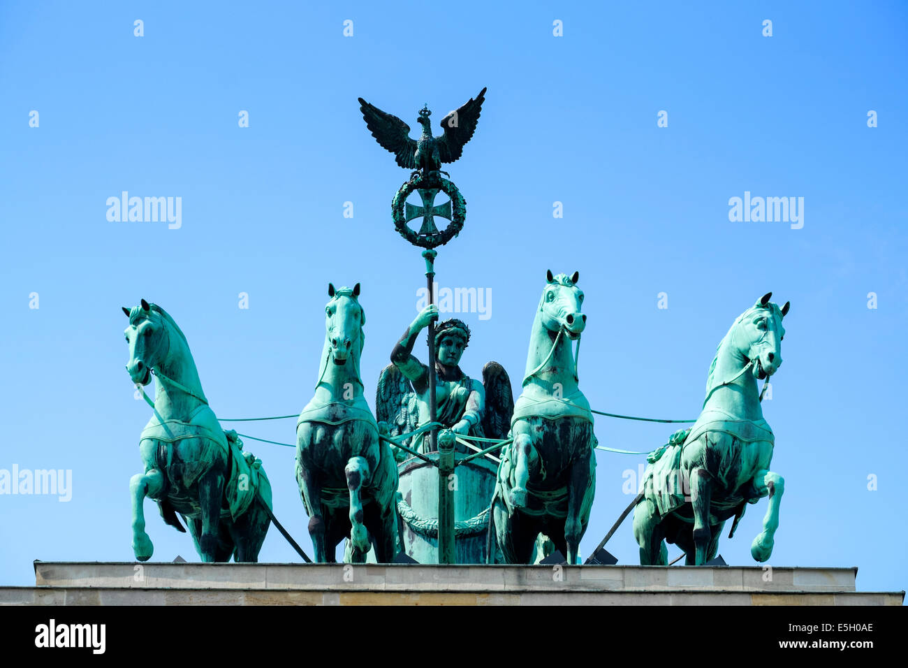 Détail de Quadriga statue sur le haut de la porte de Brandebourg à Berlin Allemagne Banque D'Images
