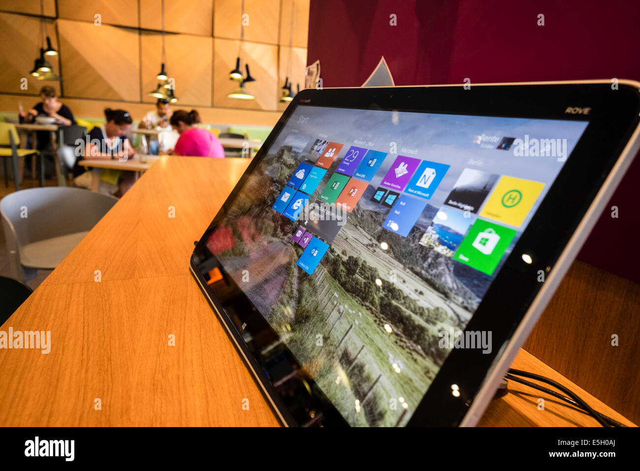 Grand écran tactile ordinateur pour les clients à nouveau Microsoft Digital Eatery cafe sur Unter den Linden à Berlin Allemagne Banque D'Images
