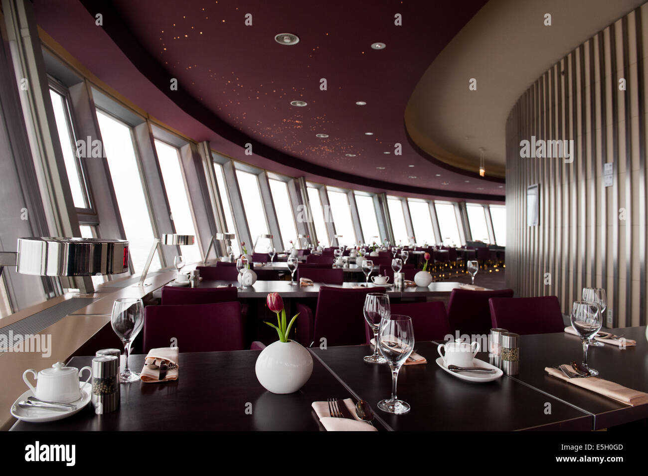 Photo de l'intérieur le restaurant en haut de la Fernsehturm (tour de télévision de Berlin) Banque D'Images