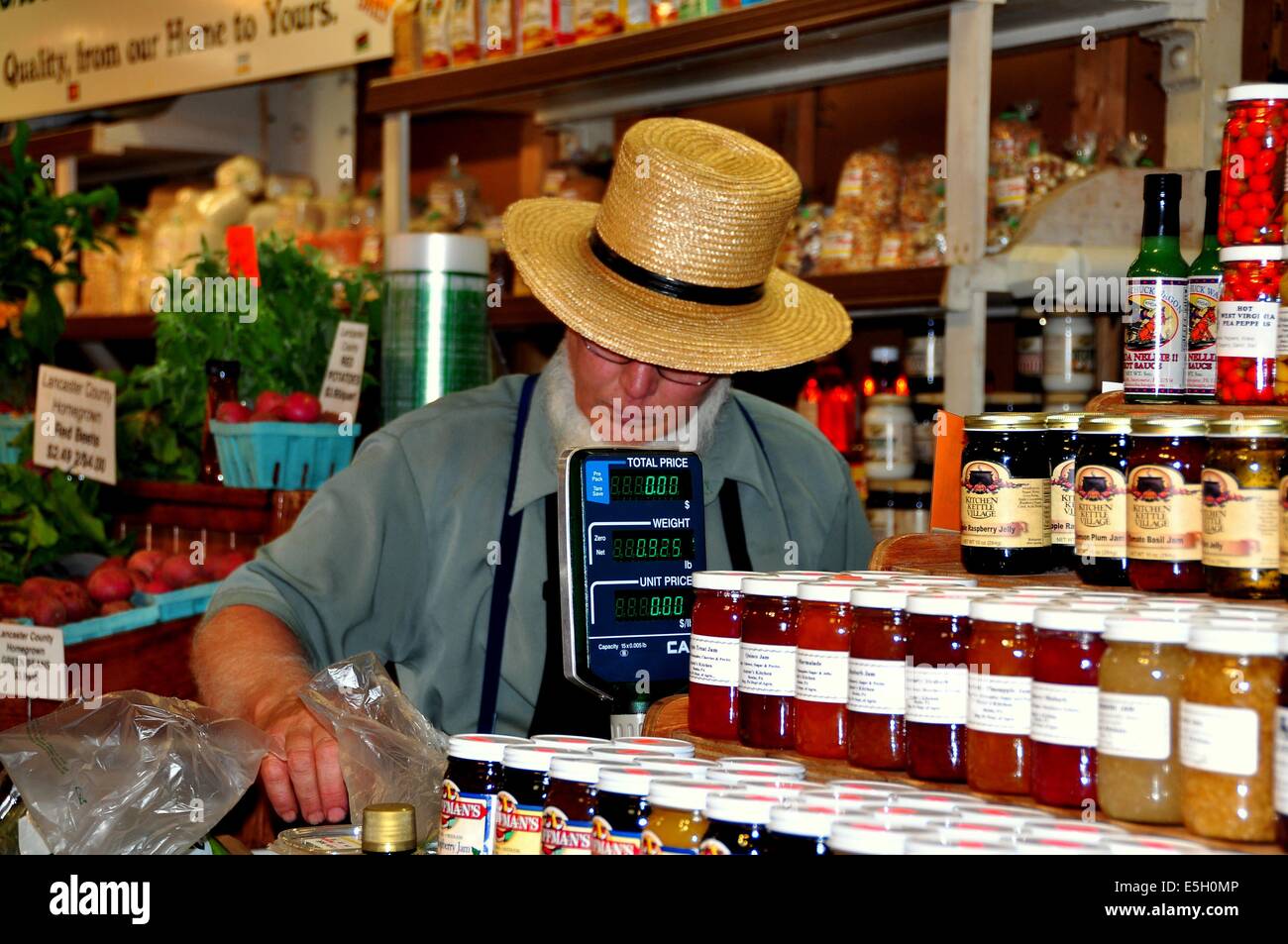 Philadelphie, Pennsylvanie : homme Amish avec barbe blanche et chapeau de paille haut de vente des aliments de qualité à des produits de ferme du Kaufman Banque D'Images