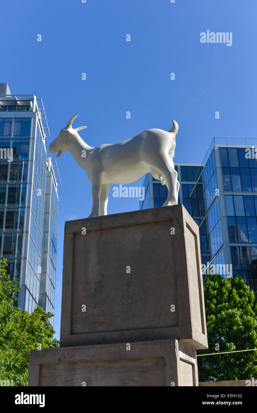 KENNY HUNTER statue chèvre évêques Square Prix Sculpture Spitalfields 2010 pile de caisses d'emballage pour créer le haut 3.5Meter Banque D'Images