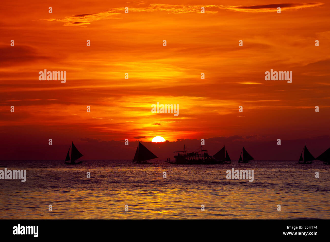 Coucher du soleil sur la plage tropicale avec saiilng bateaux Banque D'Images