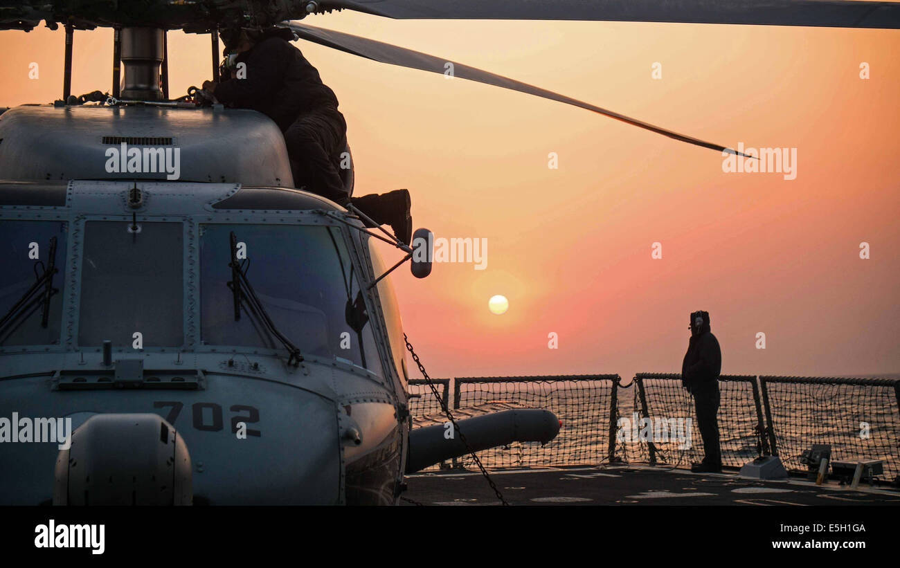 Les marins américains conduite après les vols d'entretien sur un hélicoptère MH-60R Seahawk hélicoptère affecté grève Maritime Squadron (HSM) Banque D'Images