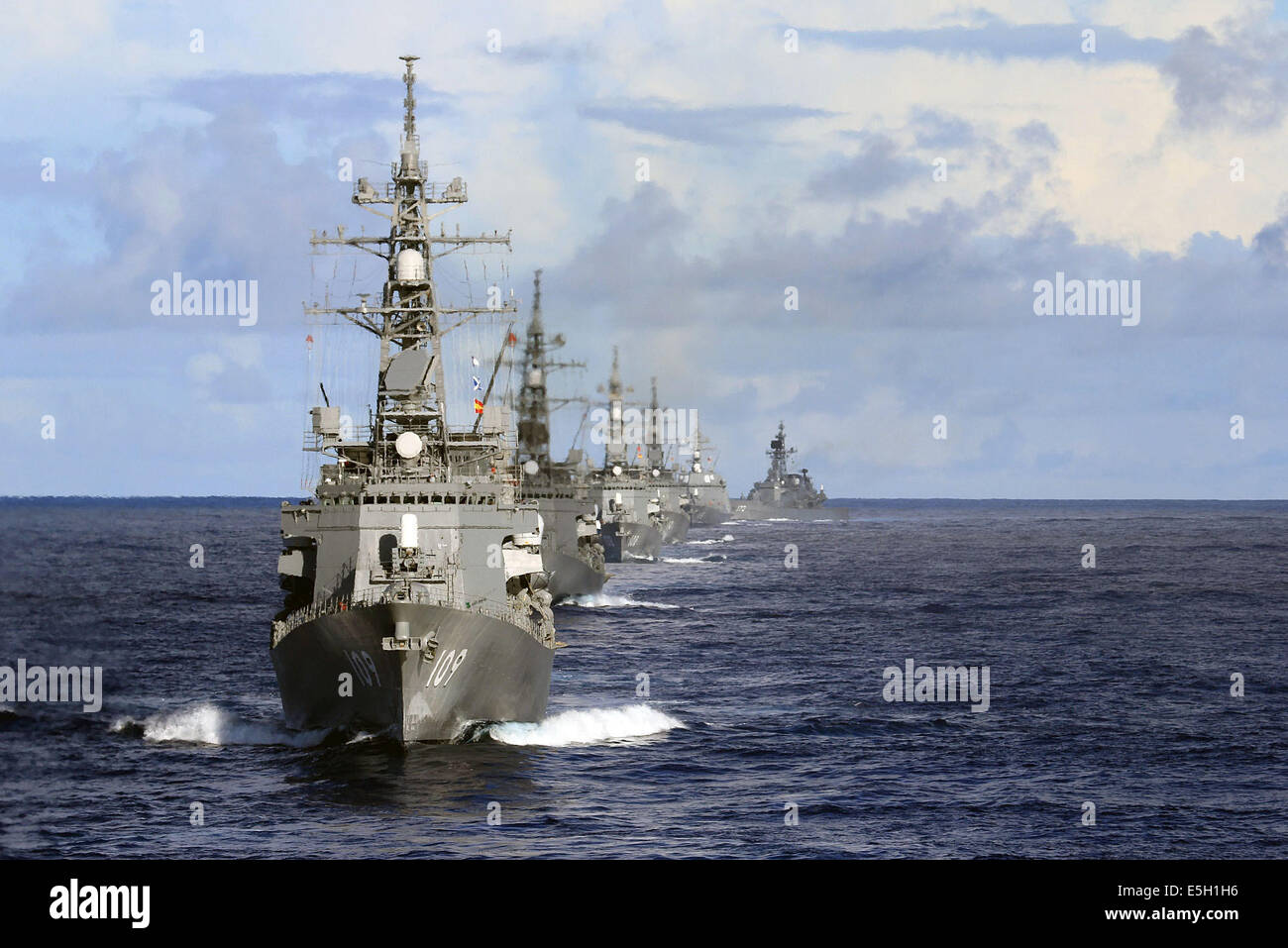 Les missiles de l'US Navy destroyer USS Pinckney (DDG 91) et le Japon d'autodéfense maritime (JMSDF) conduite des navires tacti Banque D'Images