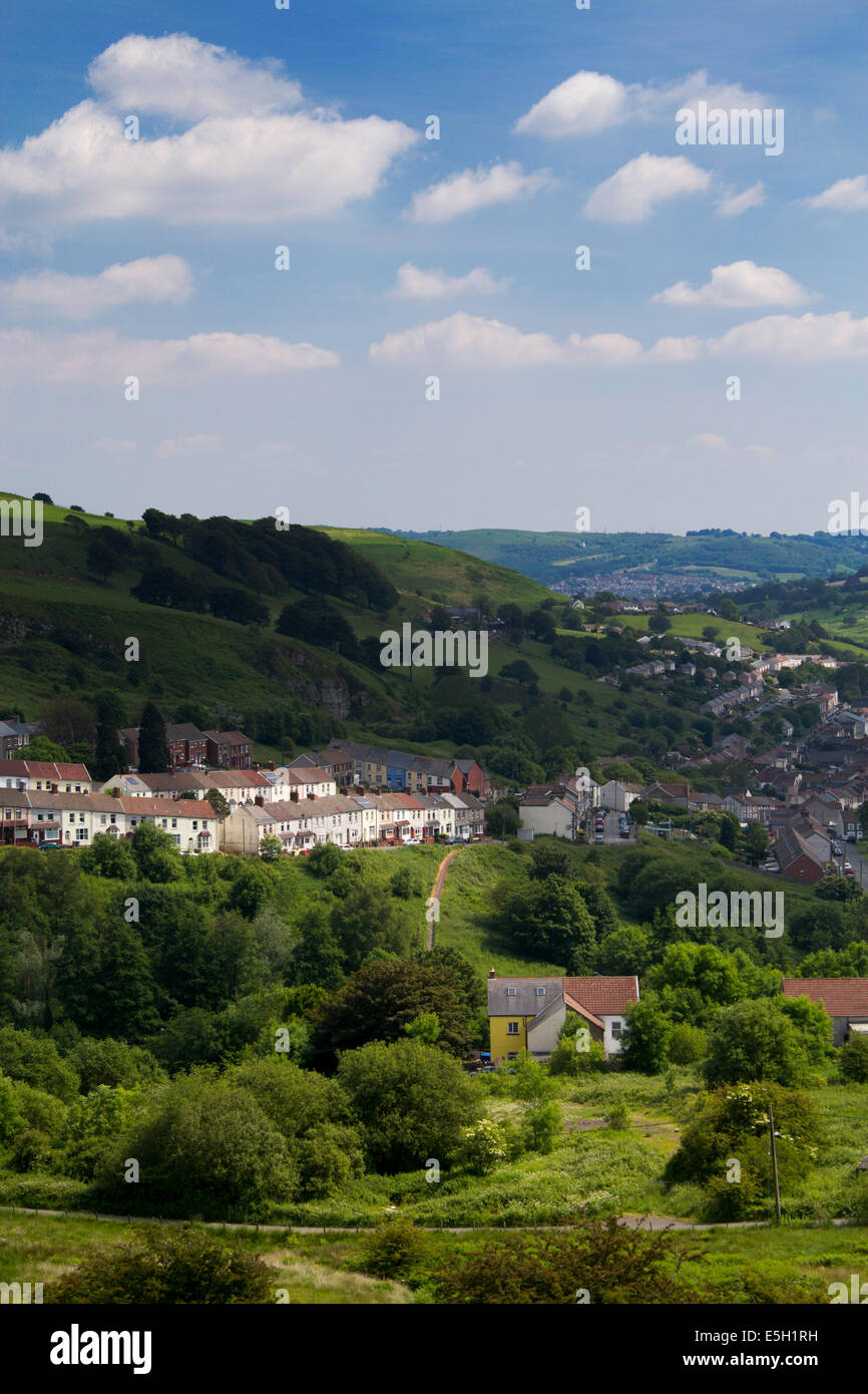 Vue du village de Senghenydd Aber Valley Caerphilly County South Wales UK Vallées vallées typiques avec des paysage hi vert Banque D'Images