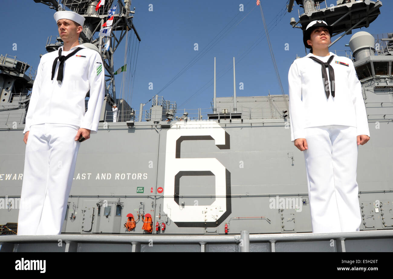 Les marins américains affectés à l'assaut amphibie récemment mis en service, le USS America (LHA 6) l'homme les rails que le navire quitte H Banque D'Images