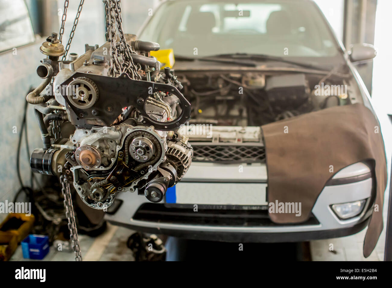 Moteur de voiture dans le service Banque D'Images